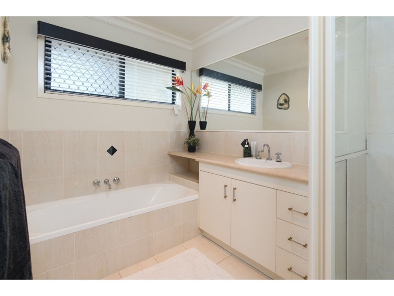 8 Kuhler Court, Carindale QLD 4152