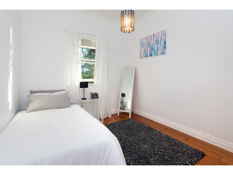 15 Raymond Street, Shorncliffe QLD 4017