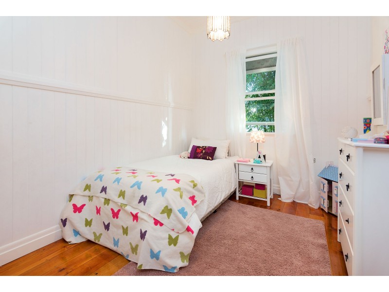 15 Raymond Street, Shorncliffe QLD 4017