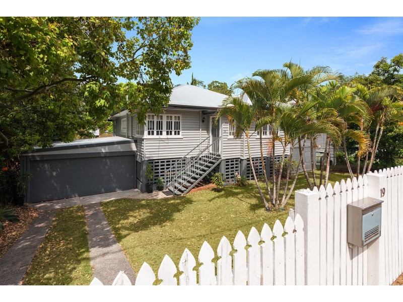 19 Lawn Street, Holland Park QLD 4121