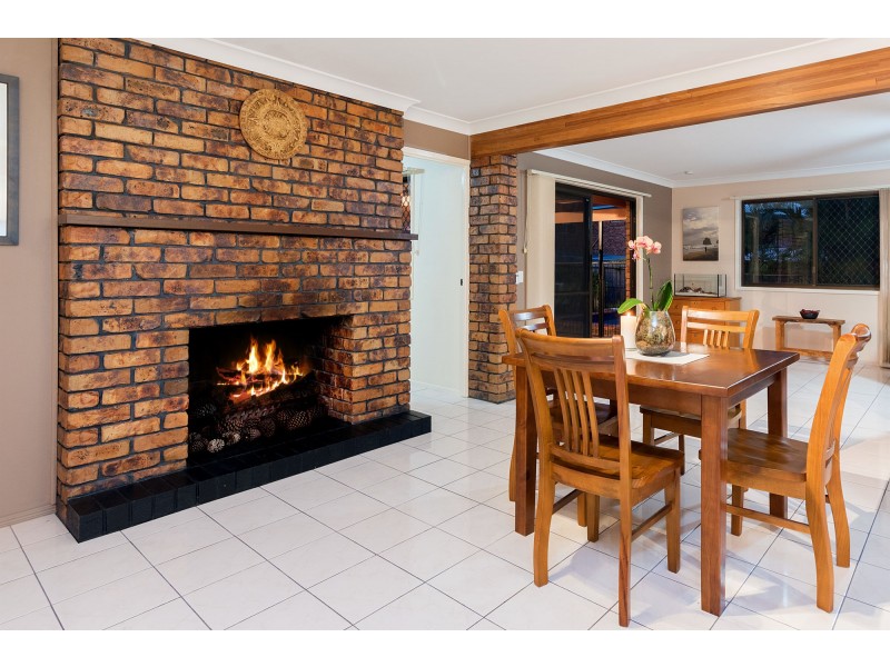 4 Kuhler Court, Carindale QLD 4152