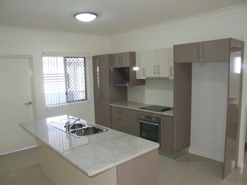 15 Rolle St, Holland Park West QLD 4121