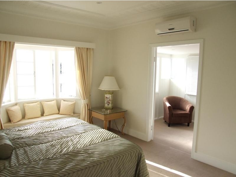 17 Burlington St, Holland Park QLD 4121