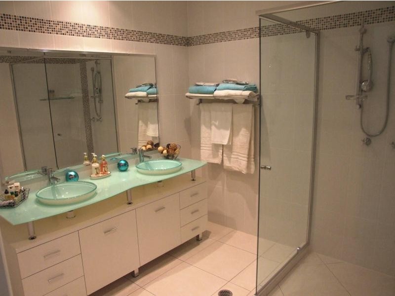 17 Burlington St, Holland Park QLD 4121