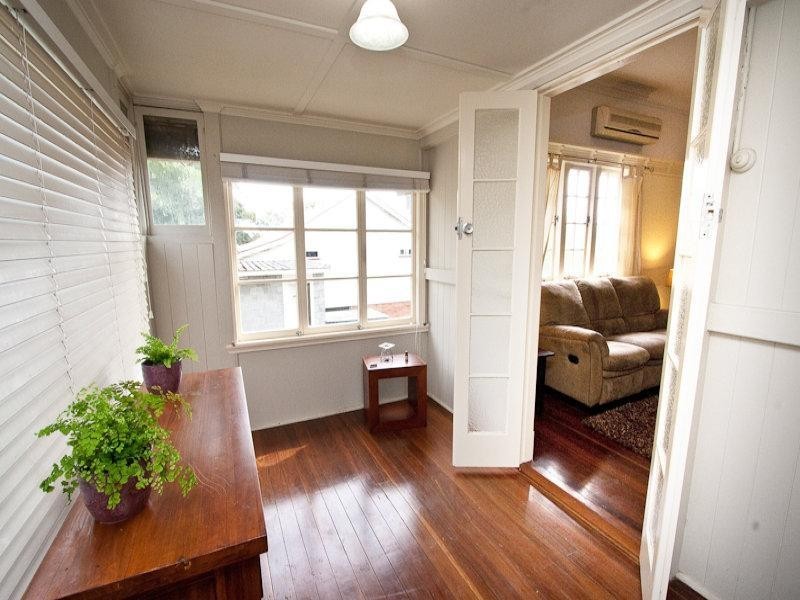 14 Agnes St, Holland Park QLD 4121