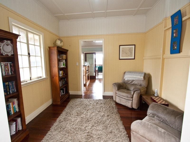 14 Agnes St, Holland Park QLD 4121