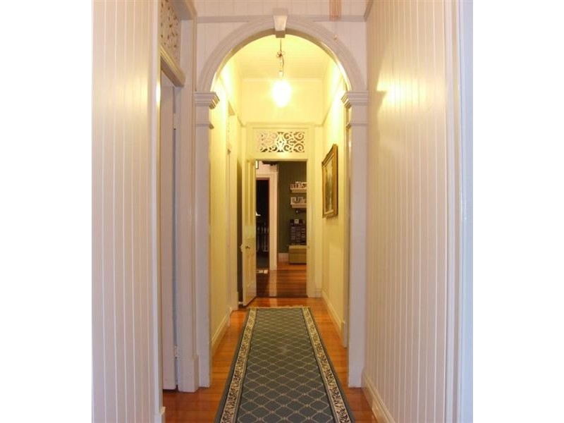 38 Longfellow  St, Norman Park QLD 4170