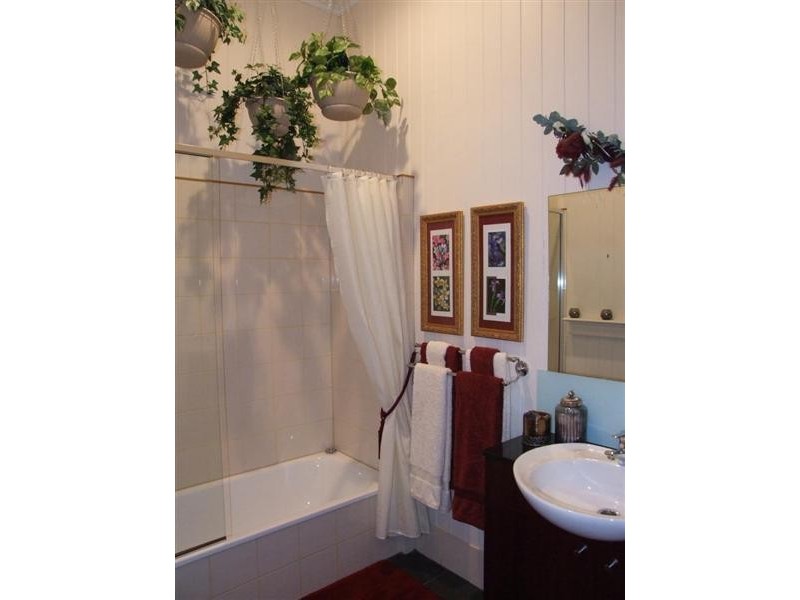 38 Longfellow  St, Norman Park QLD 4170