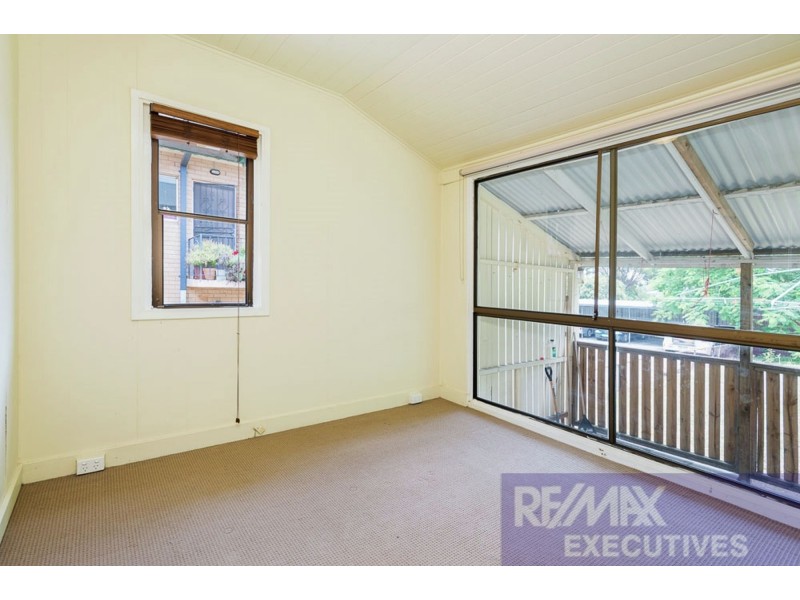 1033 Logan Road, Holland Park QLD 4121