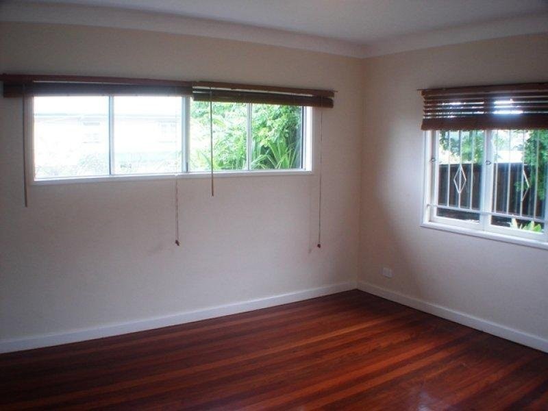 8 Brinawa Street, Camp Hill QLD 4152