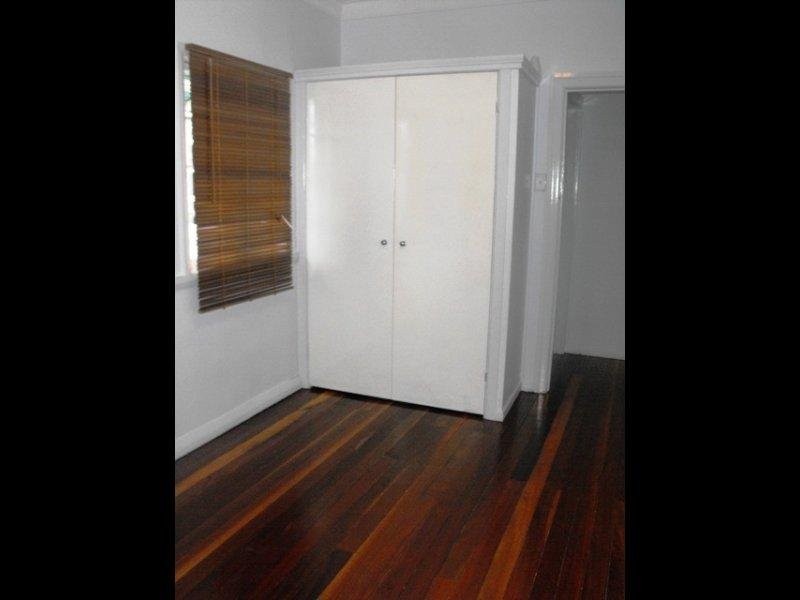 17 Captain Street, Holland Park QLD 4121