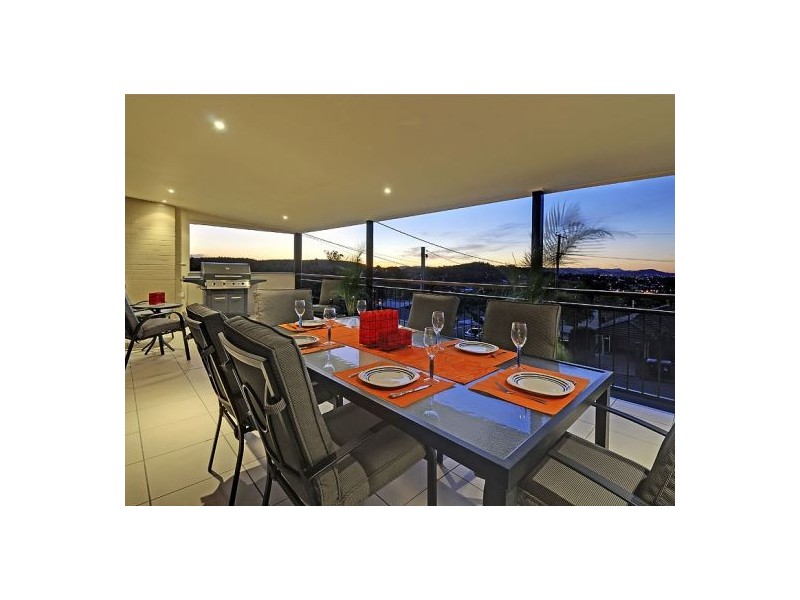 9 Kneale st, Holland Park West QLD 4121