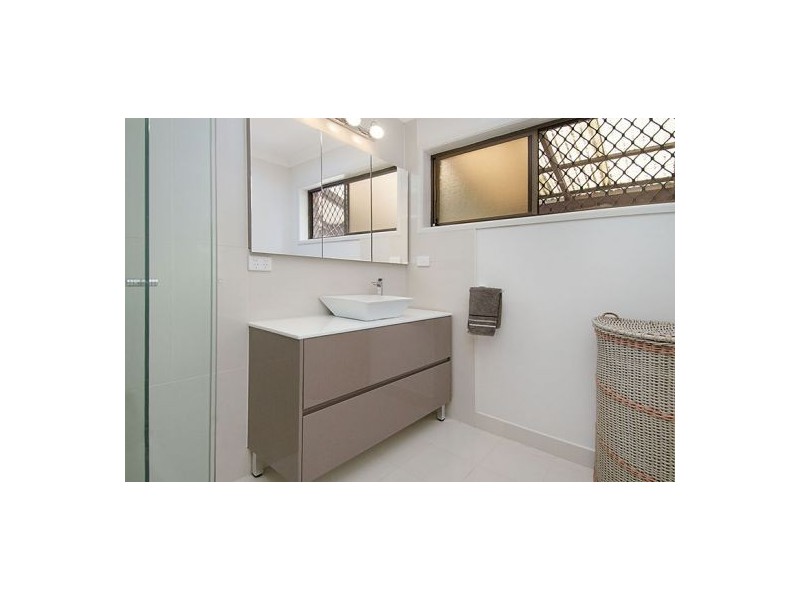 22 Cluden St, Holland Park West QLD 4121