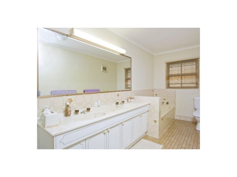 33.   Hobart Ave, Camp Hill QLD 4152