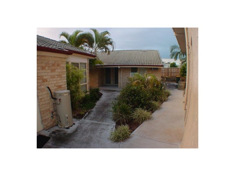 84 Junction Rd, Morningside QLD 4170