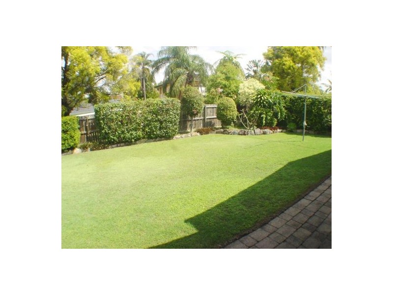89 Meadowlands Rd, Carindale QLD 4152