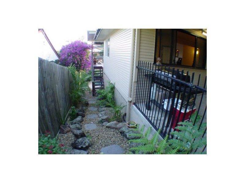 13 Flynn St, Holland Park West QLD 4121