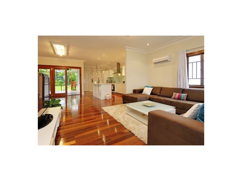 27 Iris St, Holland Park West QLD 4121