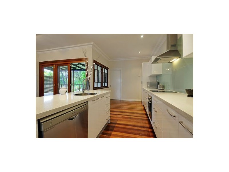 27 Iris St, Holland Park West QLD 4121