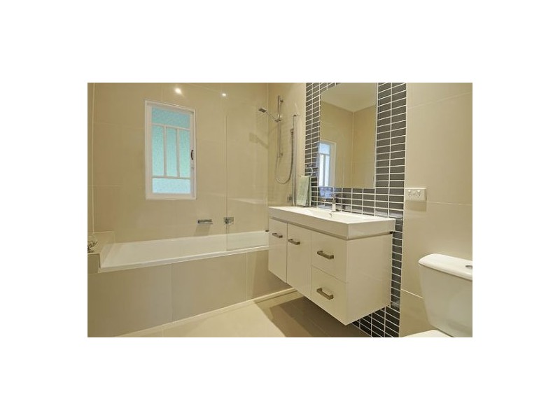 27 Iris St, Holland Park West QLD 4121