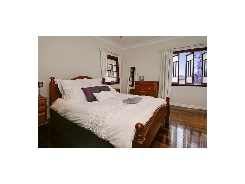 27 Iris St, Holland Park West QLD 4121