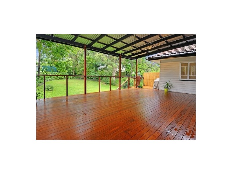 27 Iris St, Holland Park West QLD 4121