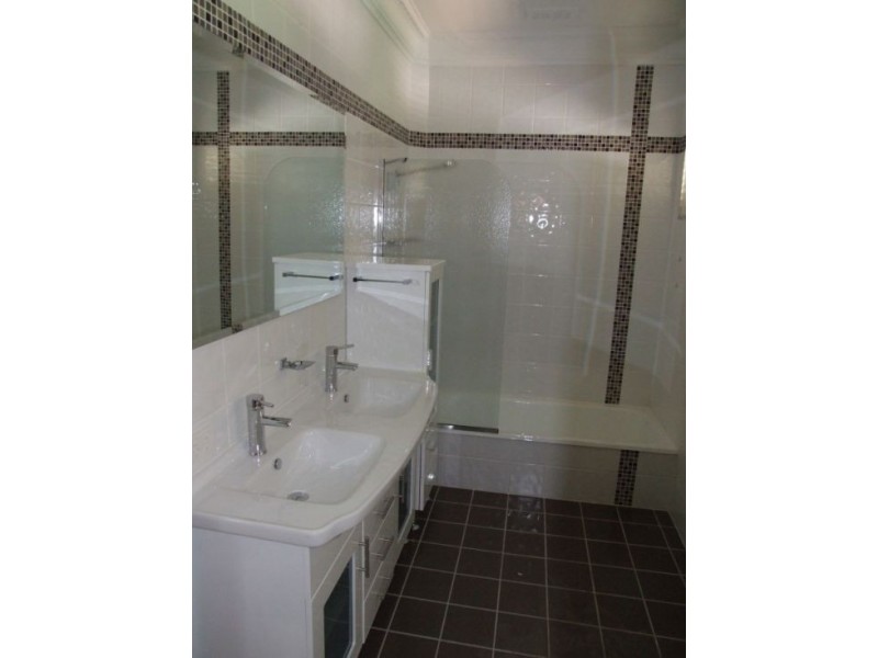 7 Rolle Street, Holland Park QLD 4121