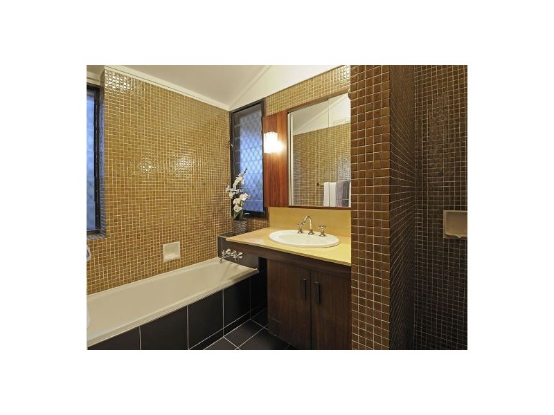 .9 Kneale St, Holland Park West QLD 4121