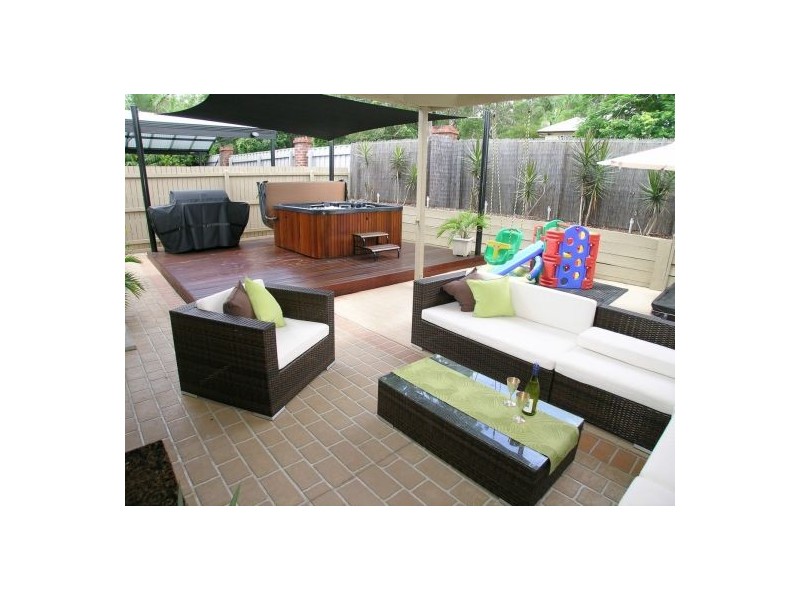 12 Estate Place, Holland Park West QLD 4121