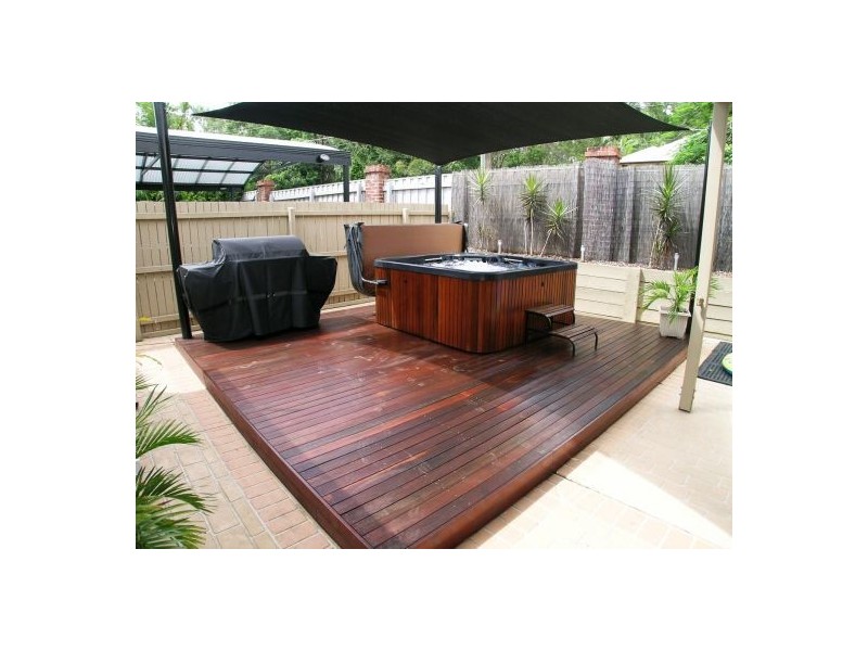 12 Estate Place, Holland Park West QLD 4121
