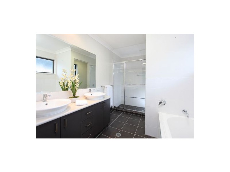 11 Tenth Avenue, Coorparoo QLD 4151