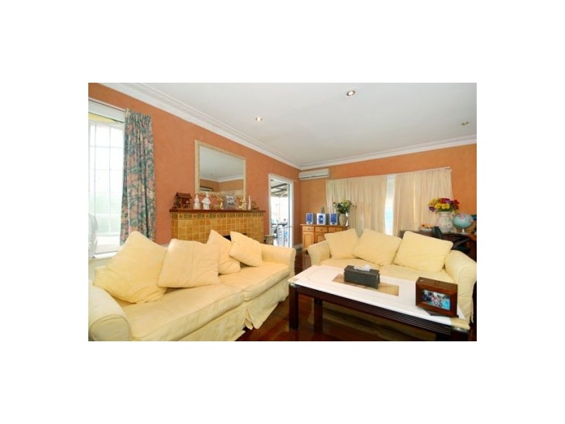 1 Galsworthy St, Holland Park West QLD 4121