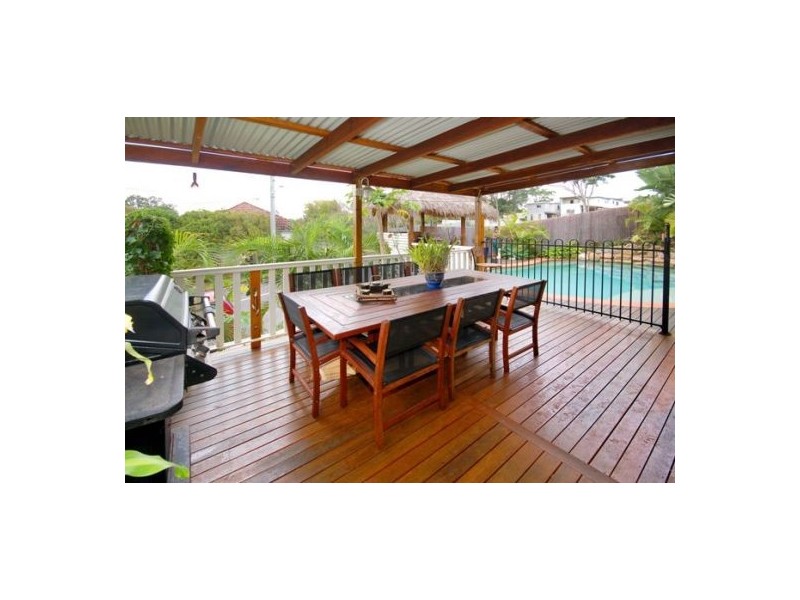 1 Galsworthy St, Holland Park West QLD 4121