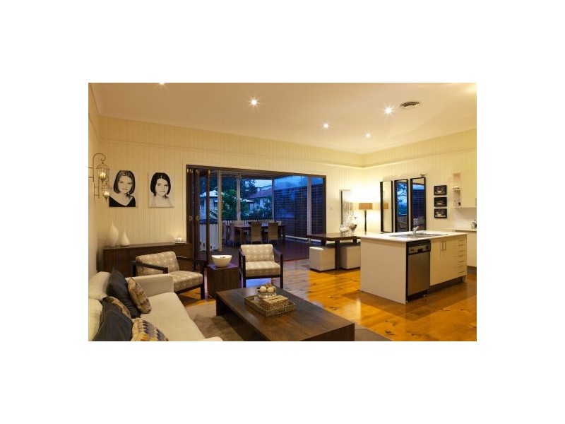 12 Newman Av, Camp Hill QLD 4152