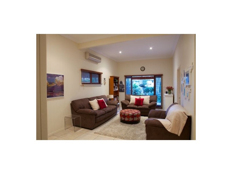 12 Newman Av, Camp Hill QLD 4152