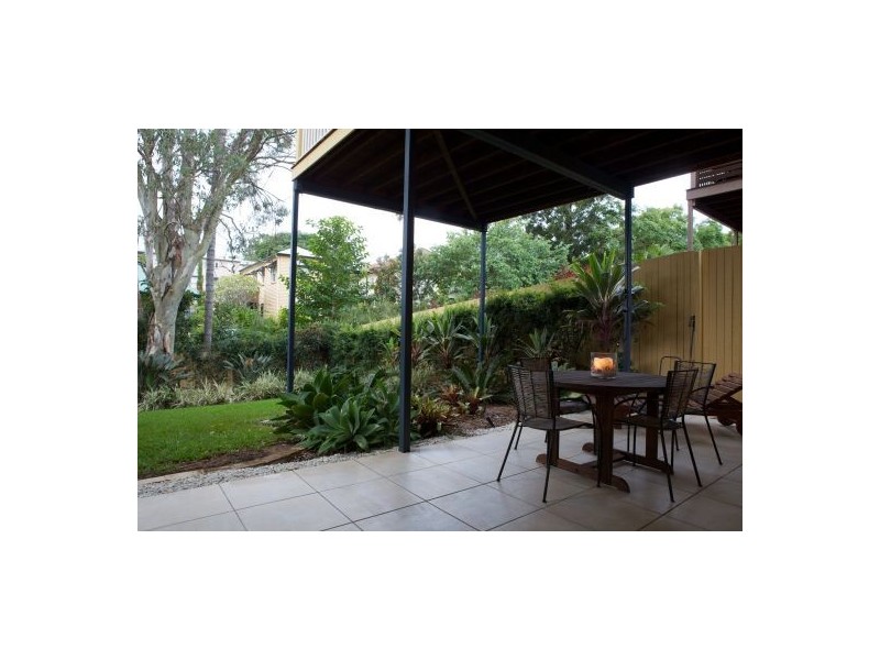 12 Newman Av, Camp Hill QLD 4152