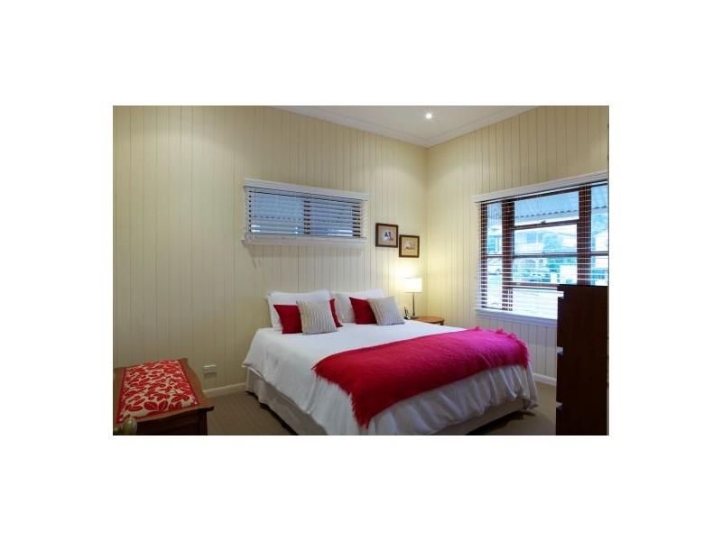 12 Newman Av, Camp Hill QLD 4152