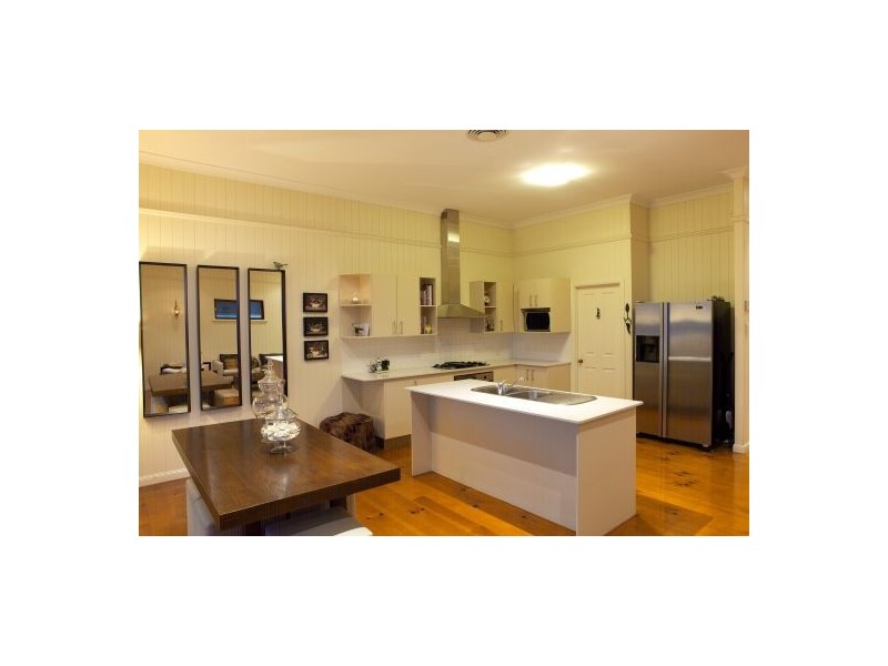 12 Newman Av, Camp Hill QLD 4152