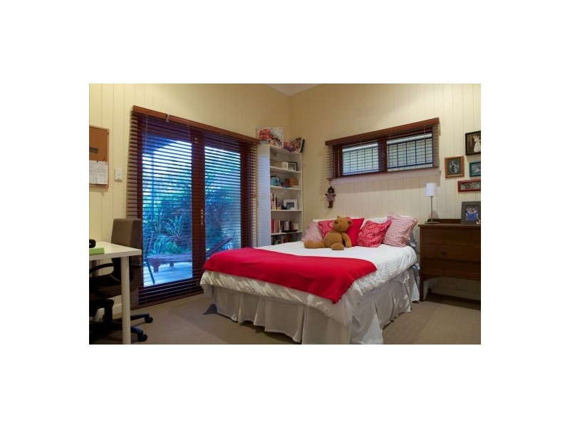 12 Newman Av, Camp Hill QLD 4152