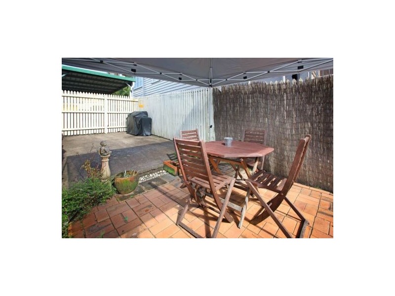 2/18 Victor Street, Holland Park QLD 4121