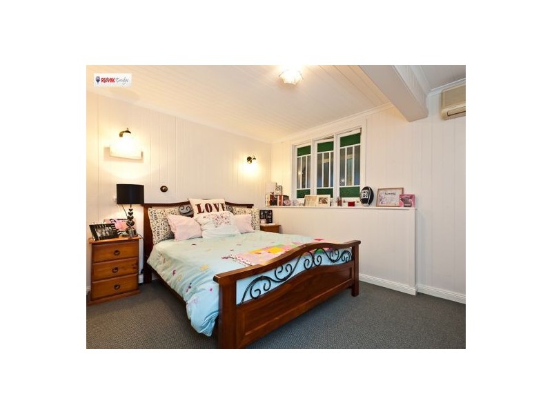 10 Murton Ave, Holland Park QLD 4121