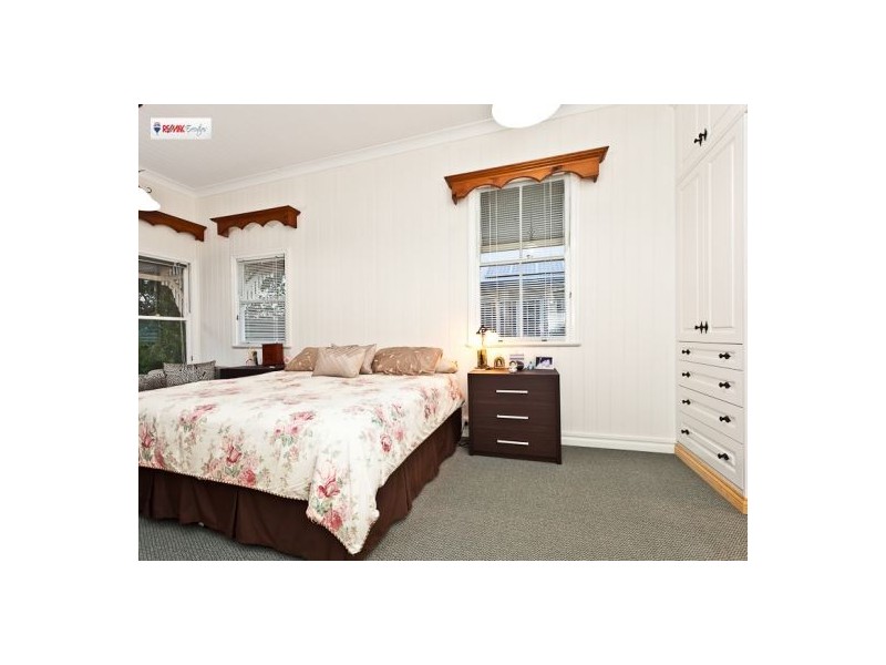 10 Murton Ave, Holland Park QLD 4121