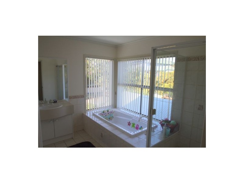 16 Spanish Crt, Carindale QLD 4152