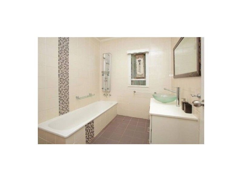 29 Iris St, Holland Park West QLD 4121