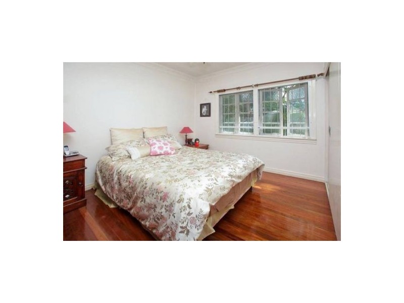 29 Iris St, Holland Park West QLD 4121