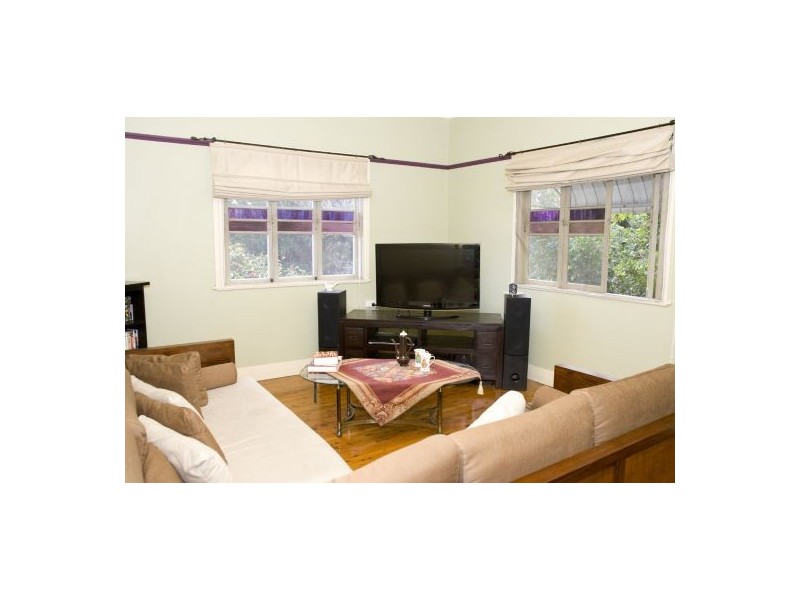 8 Avesnes Street, Holland Park QLD 4121