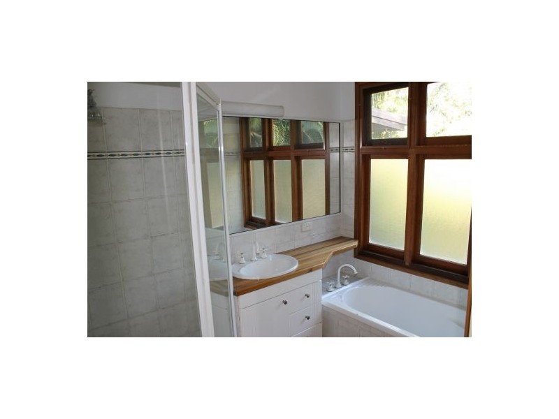 60 DOBBS STREET, Holland Park West QLD 4121