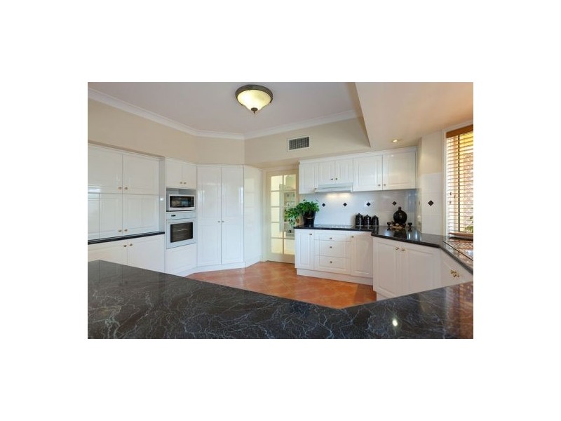 60 Golden Oak Cr, Carindale QLD 4152