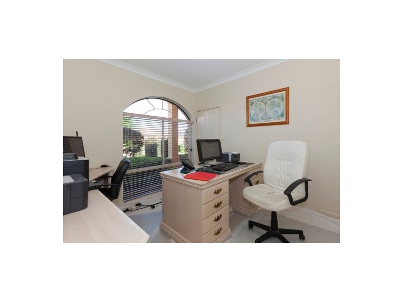 60 Golden Oak Cr, Carindale QLD 4152