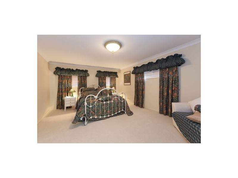 60 Golden Oak Cr, Carindale QLD 4152